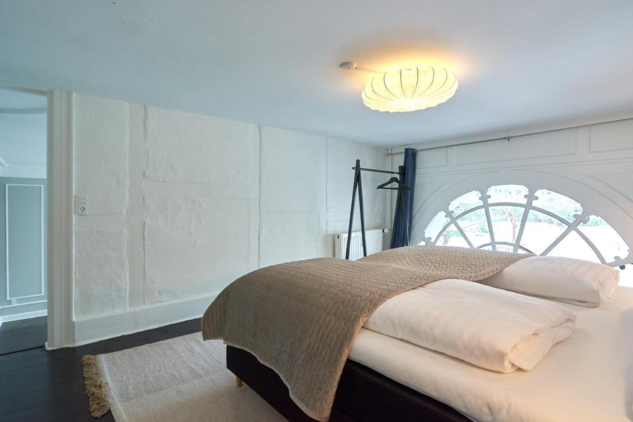 Stylish Spacious Flat W 3br In